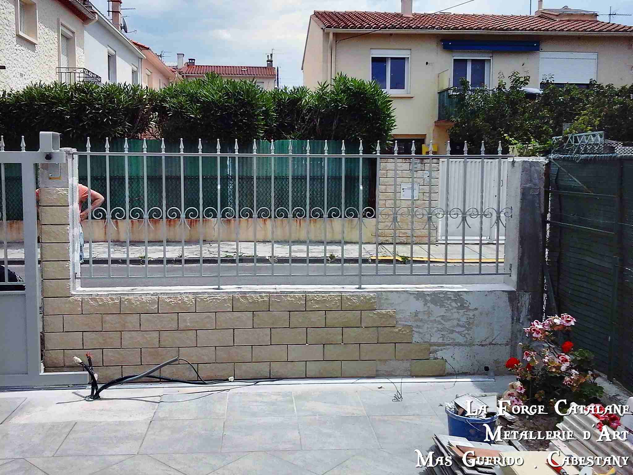 cloture barreaudage droit termine par pointe de lance avec volutes forge catalane.jpg